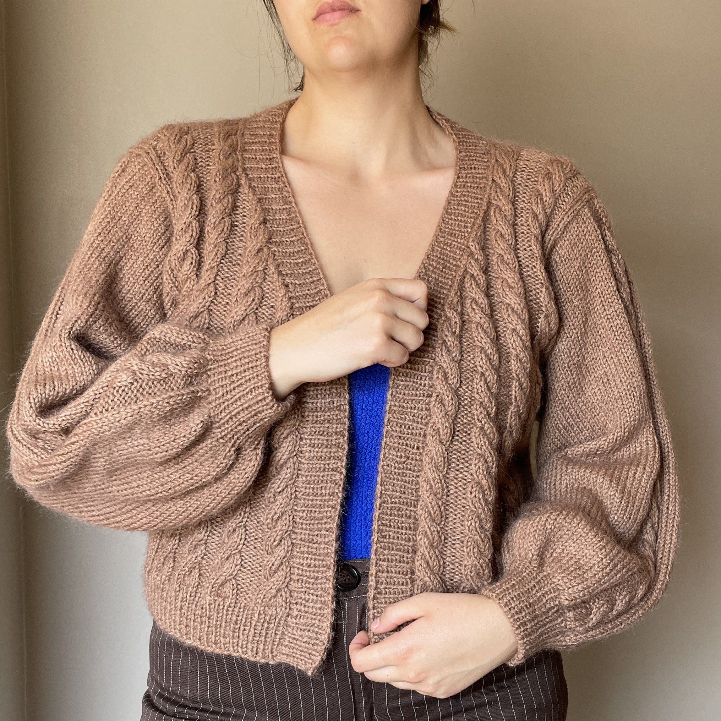 hobbii-anleitungen-fall-cables-cardi-cardigan-strickanleitung-zopf image 1