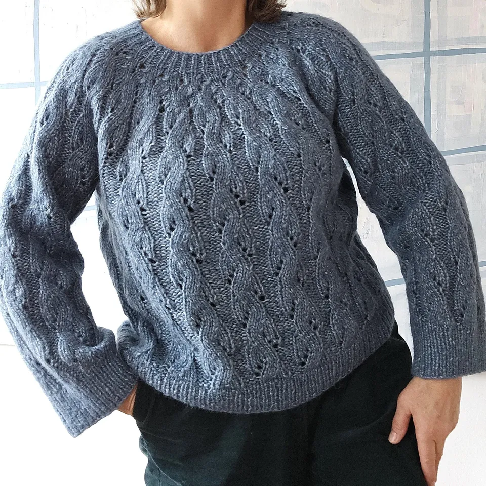hobbii-bl-de-sving-pullover-strickanleitung-pdf-lochmuster image 1