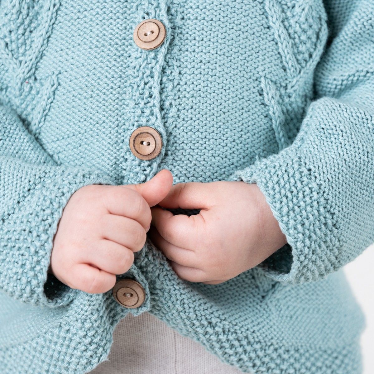 hobbii-anleitungen-sam-suss-kindercardigan-strickanleitung-zopf-12-m image 3