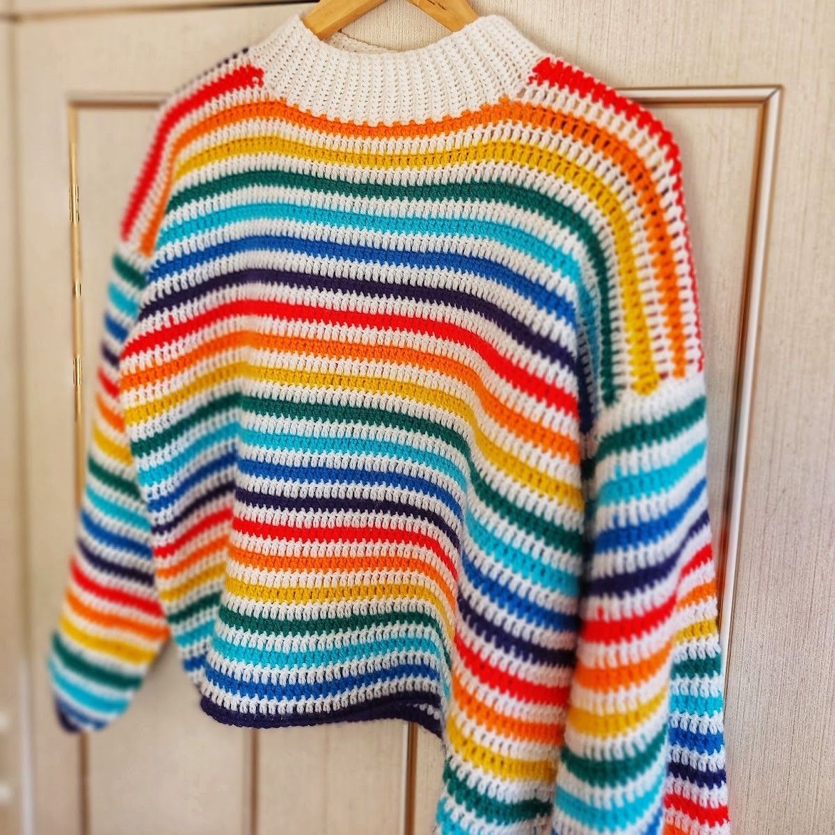 hobbii-anleitungen-rainbow-pullover-strickanleitung-xs-xxl-bunt image 2