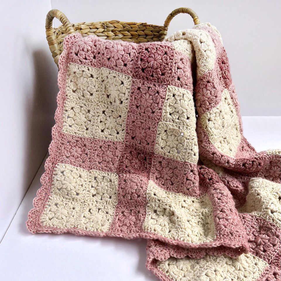 hobbii-anleitungen-heirloom-bloom-babydecke-h-kelanleitung-granny image 3
