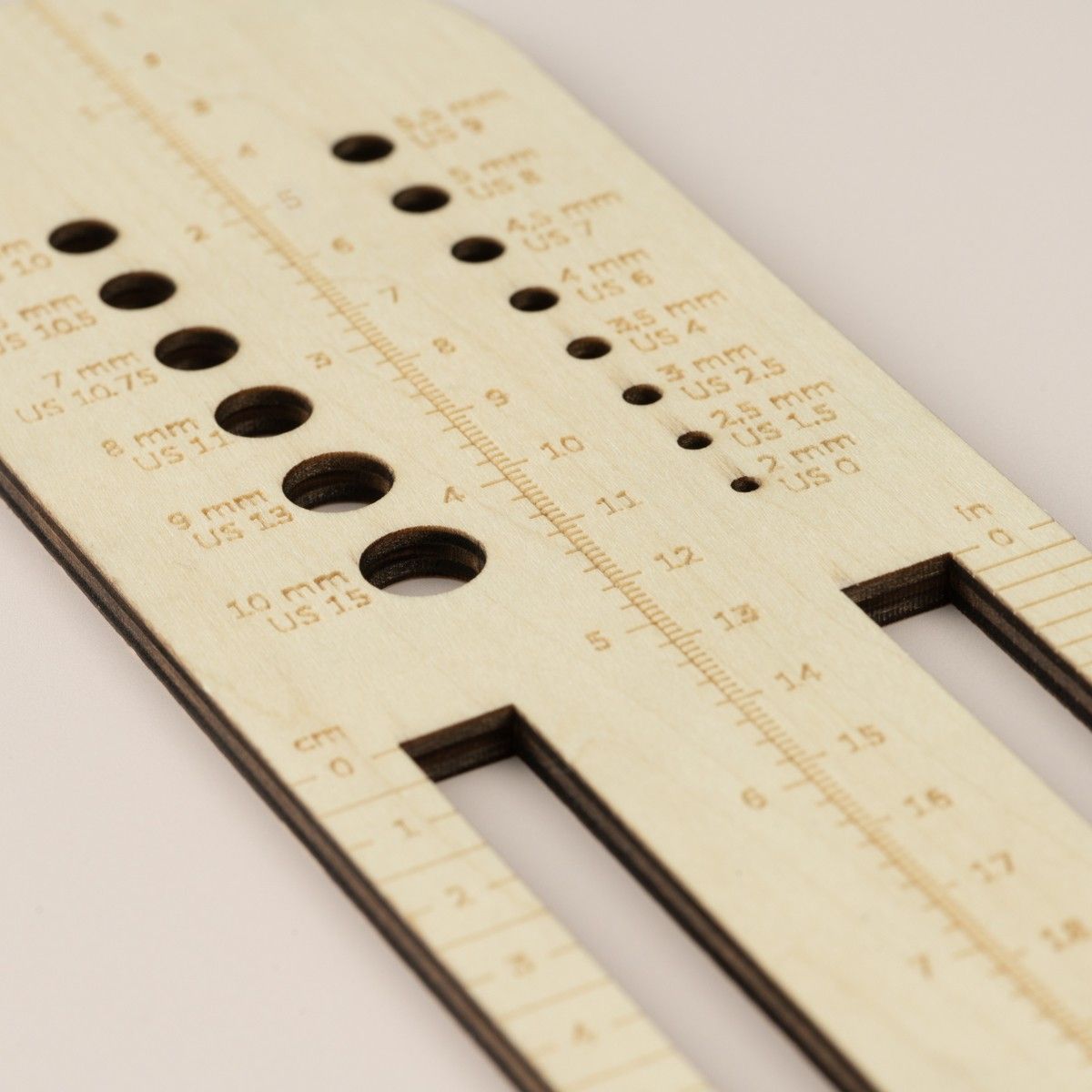 hobbii-zubeh-r-sockenlineal-mit-nadelma-holz-one-size image 3