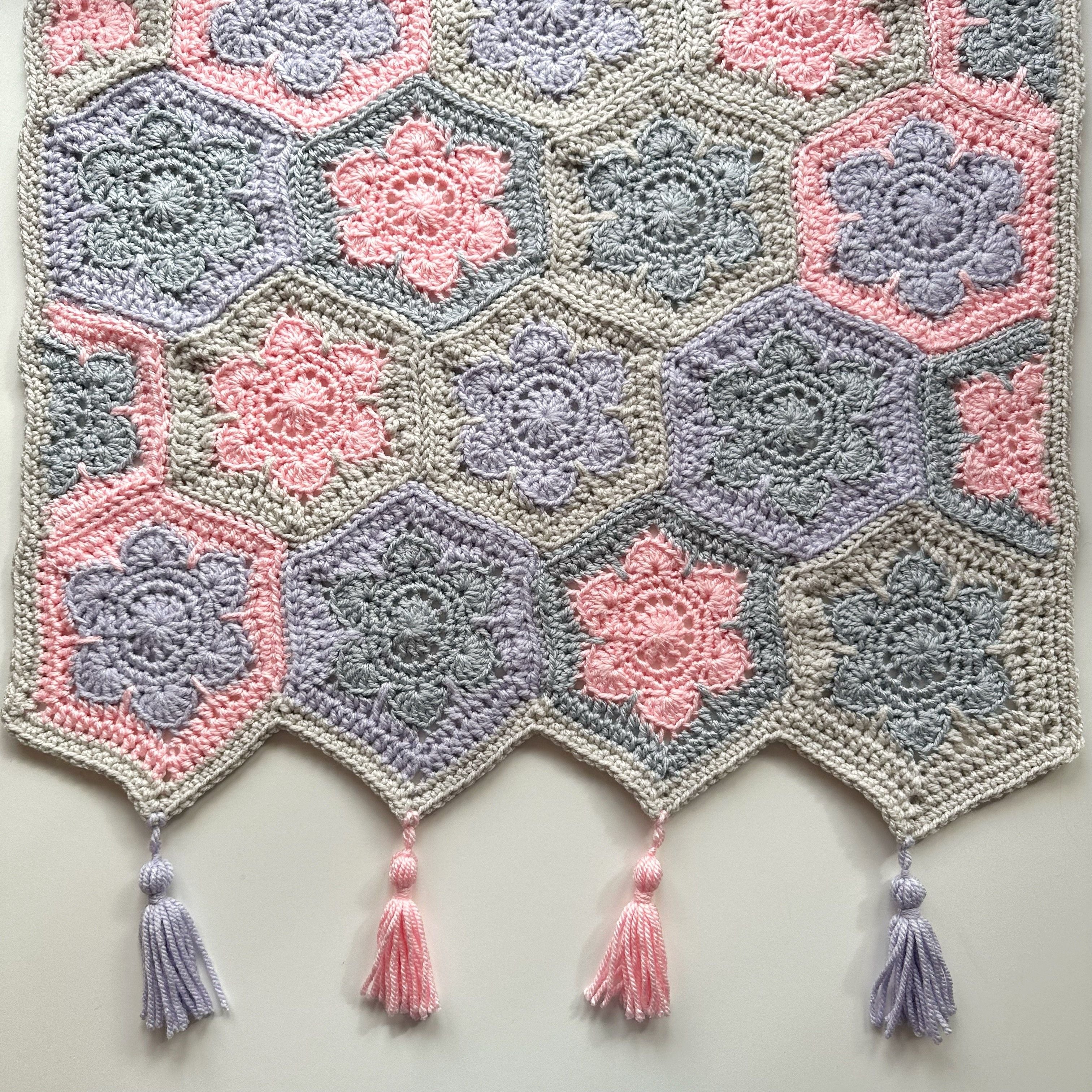 hobbii-anleitungen-cozy-hexi-flower-decke-h-kelanleitung image 1