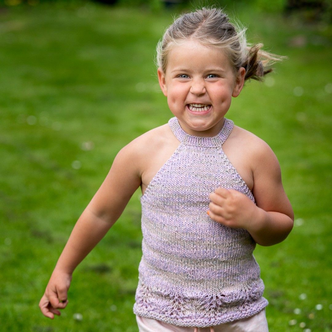 hobbii-anleitungen-mascot-minor-top-strickanleitung-2-jahre image 1