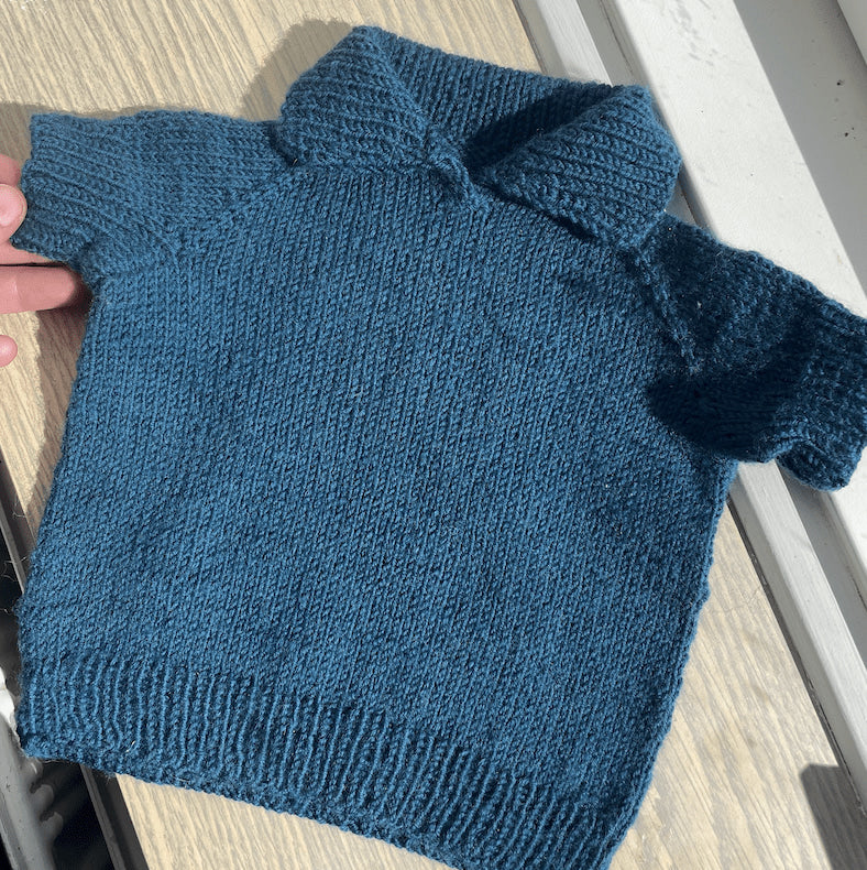 hobbii-anleitungen-easy-polo-tee-baby-strickanleitung-0-2-monate image 1