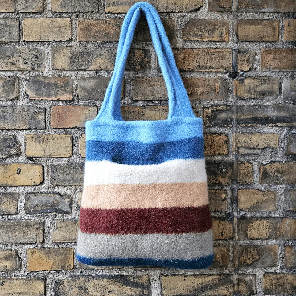 hobbii-allesk-nner-tasche-strickanleitung-filztasche-32-cm image 1