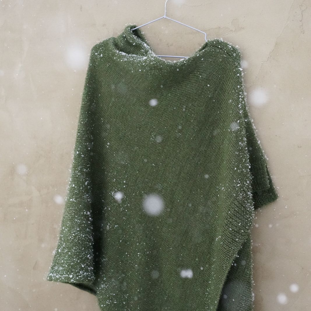 hobbii-soft-amber-poncho-strickanleitung-asymmetrisch image 4