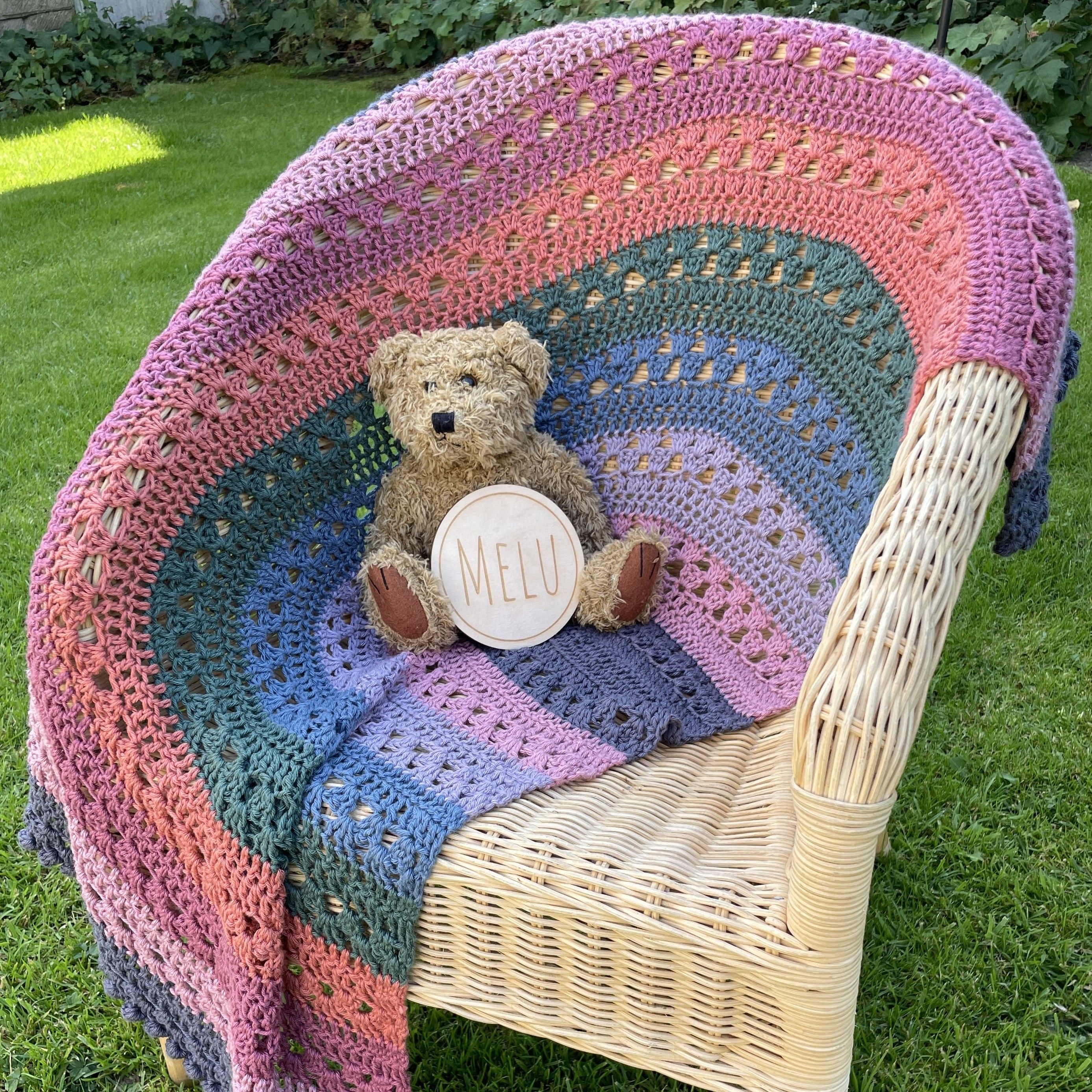 hobbii-anleitungen-granny-over-the-rainbow-decke-100x70 image 7