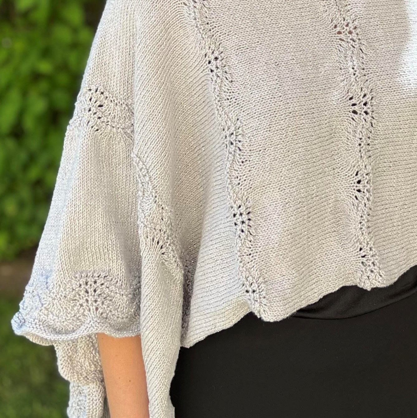 hobbii-anleitungen-silverwaves-poncho-strickanleitung-xs-xxl image 2