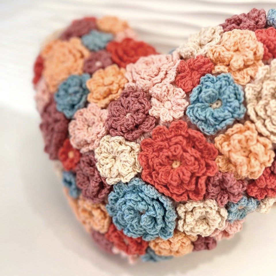 hobbii-blooming-heart-h-kelanleitung-herzkissen-bl-ten image 6