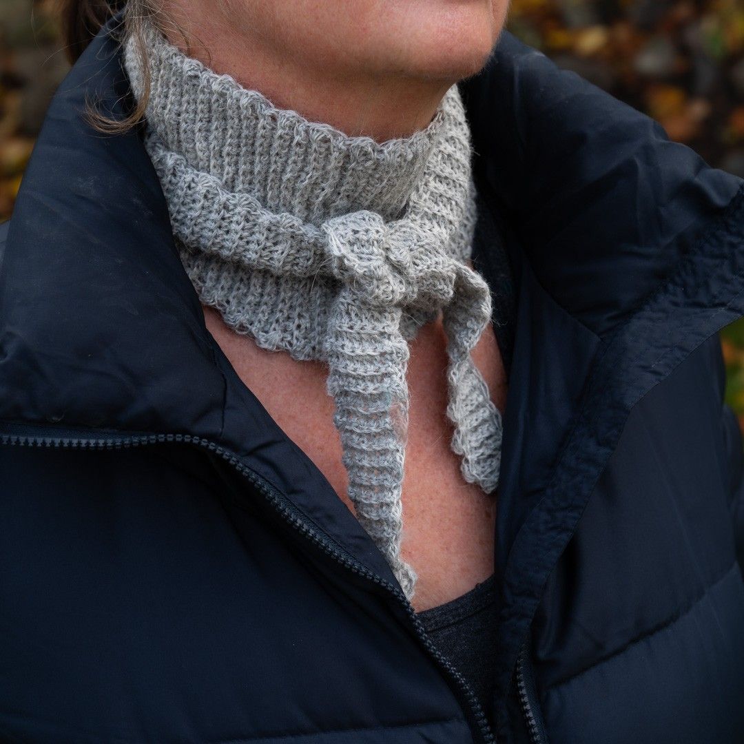 hobbii-anleitungen-just-a-scarf-schal-one-size-pdf image 1