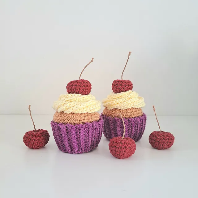 hobbii-cupcakes-mit-kirschen-h-kelanleitung-spielk-che-7-cm image 1