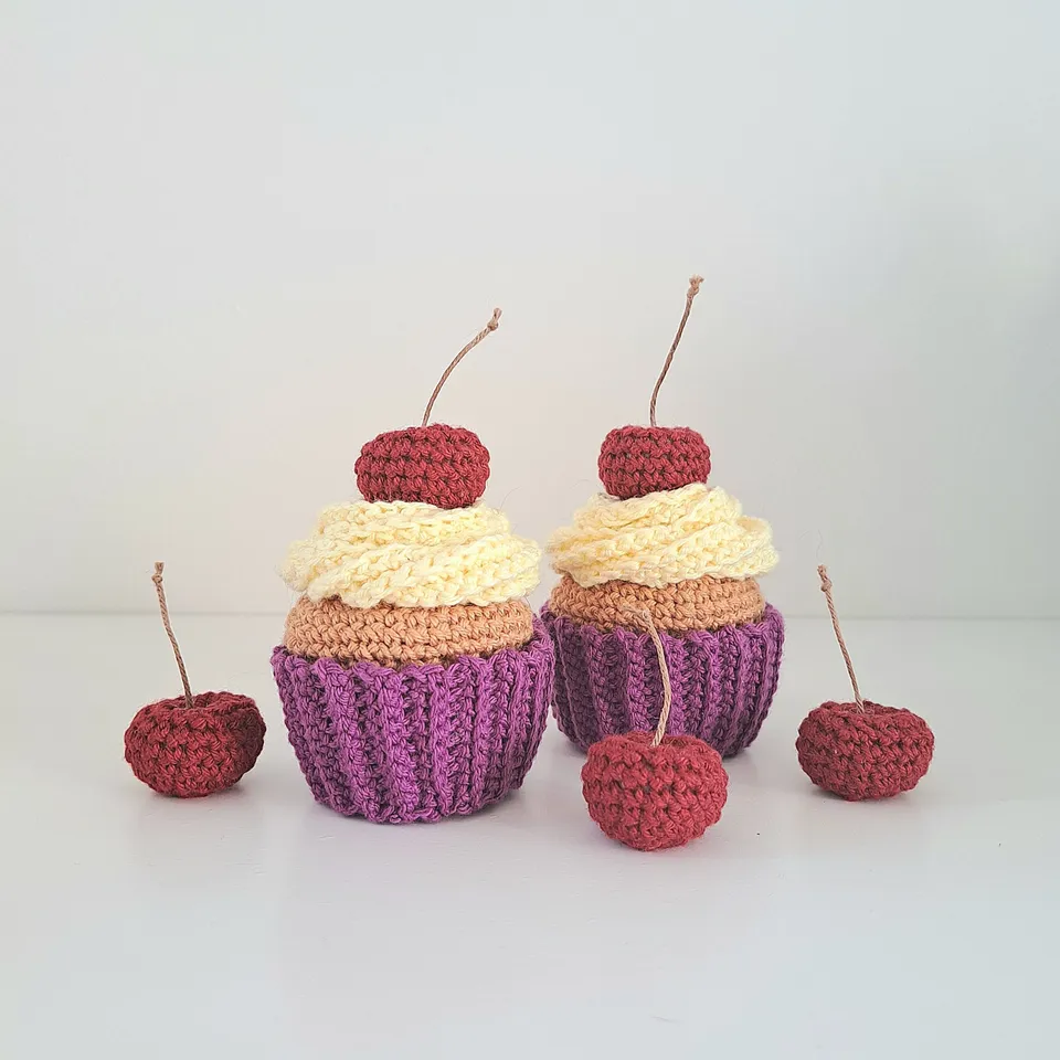 hobbii-cupcakes-mit-kirschen-h-kelanleitung-spielk-che-7-cm image 1