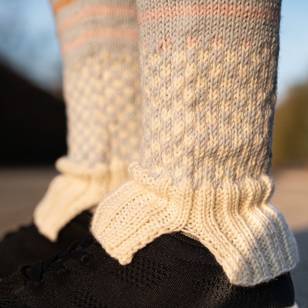 hobbii-anleitungen-keep-warm-stulpen-strickanleitung-one-size image 3