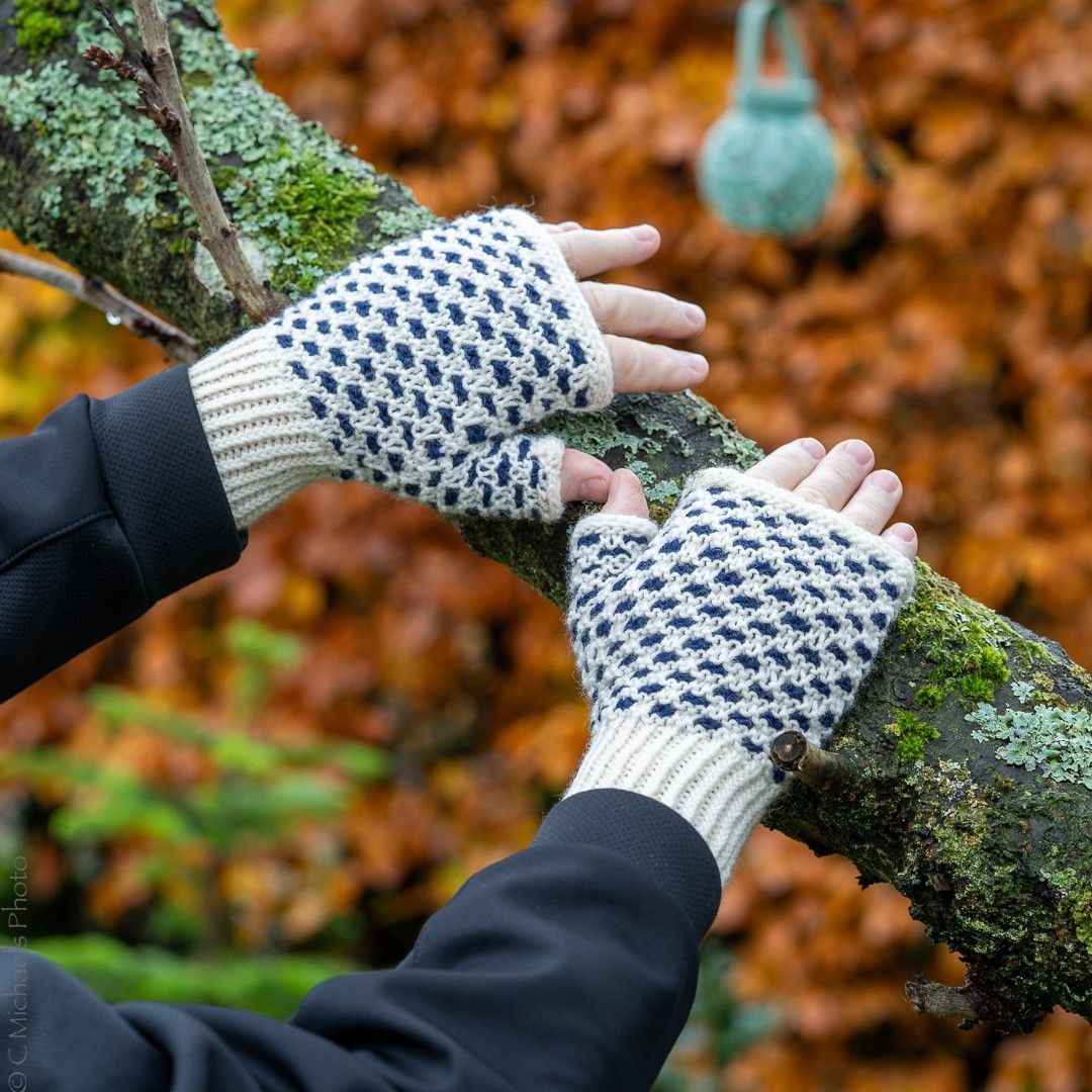 hobbii-anleitungen-keep-handy-f-ustlinge-stricken-small image 1