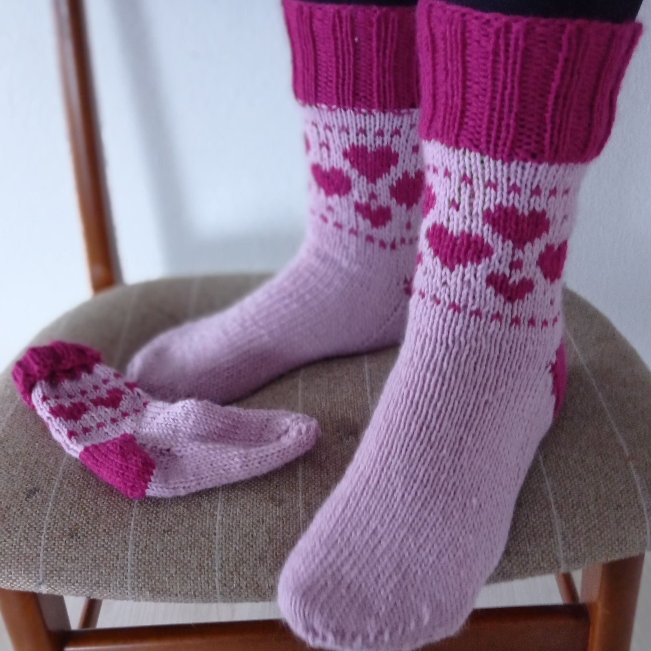 hobbii-cozy-valentine-socken-strickanleitung-gr-36-38-pdf image 2