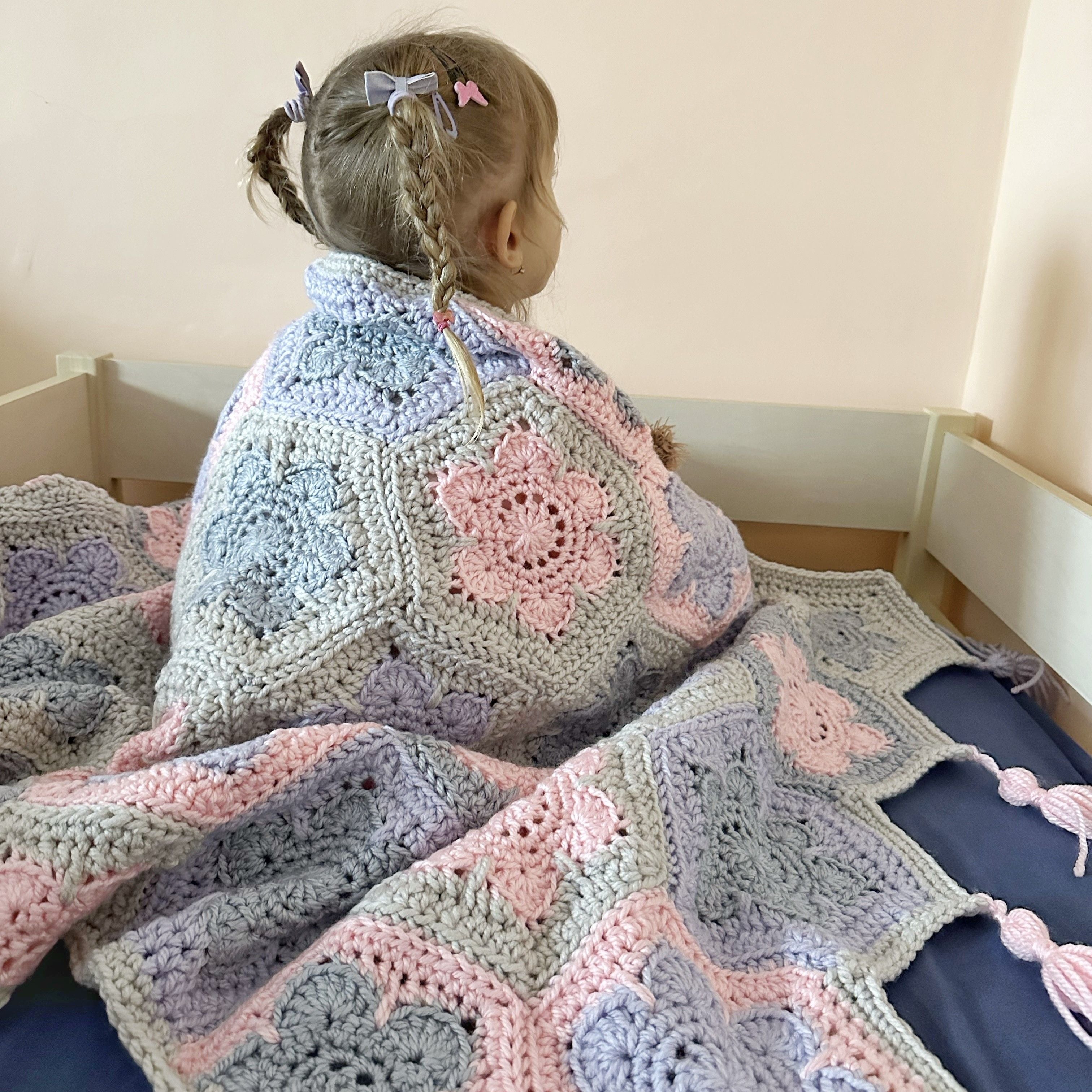 hobbii-anleitungen-cozy-hexi-flower-decke-h-kelanleitung image 5