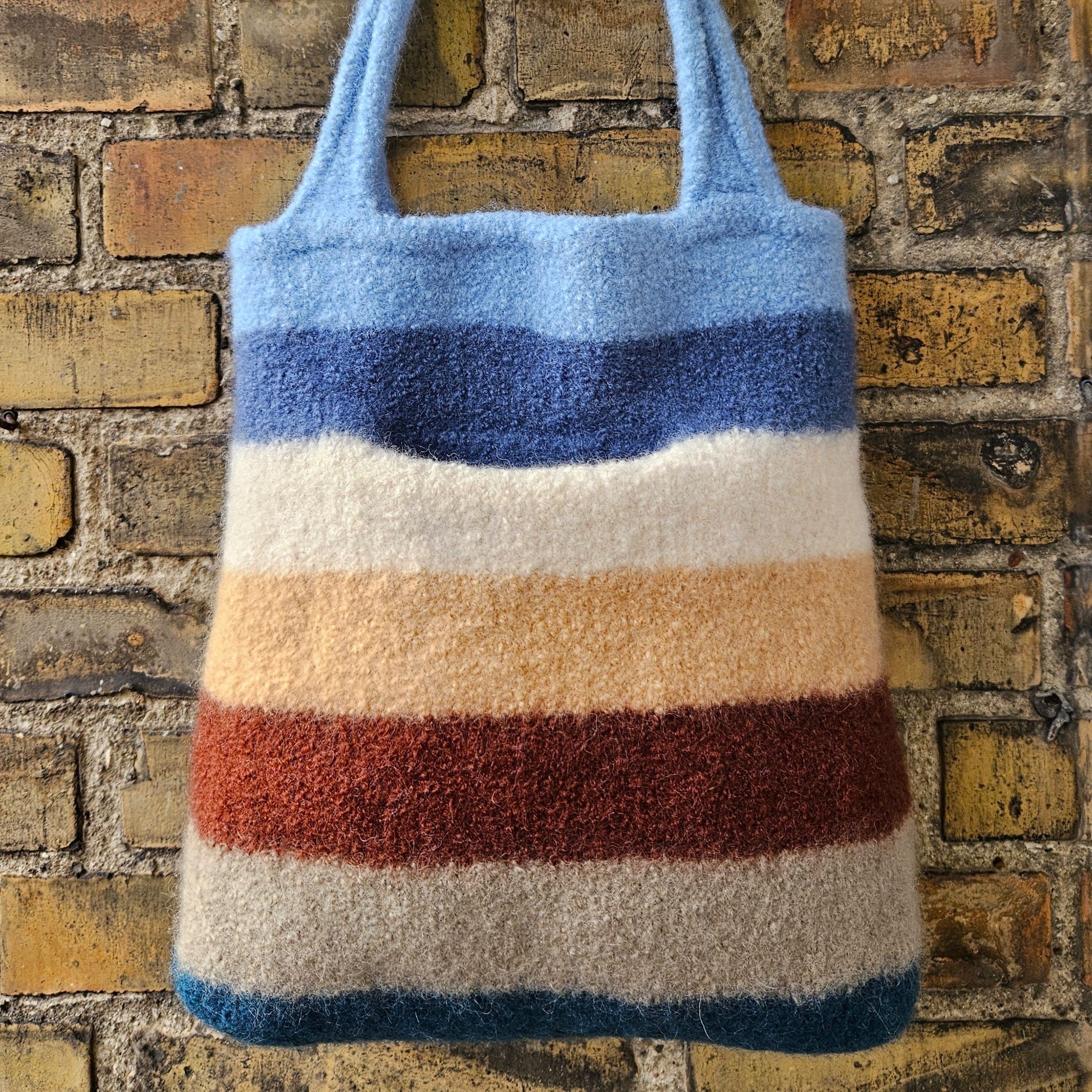 hobbii-allesk-nner-tasche-strickanleitung-filztasche-32-cm image 2