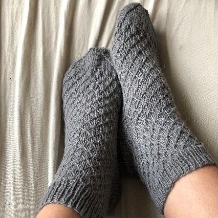 hobbii-anleitungen-be-square-socken-strickanleitung-pdf-karo image 3