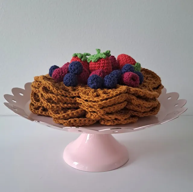 hobbii-anleitungen-waffeln-und-beeren-h-kelanleitung-spielk-che image 1