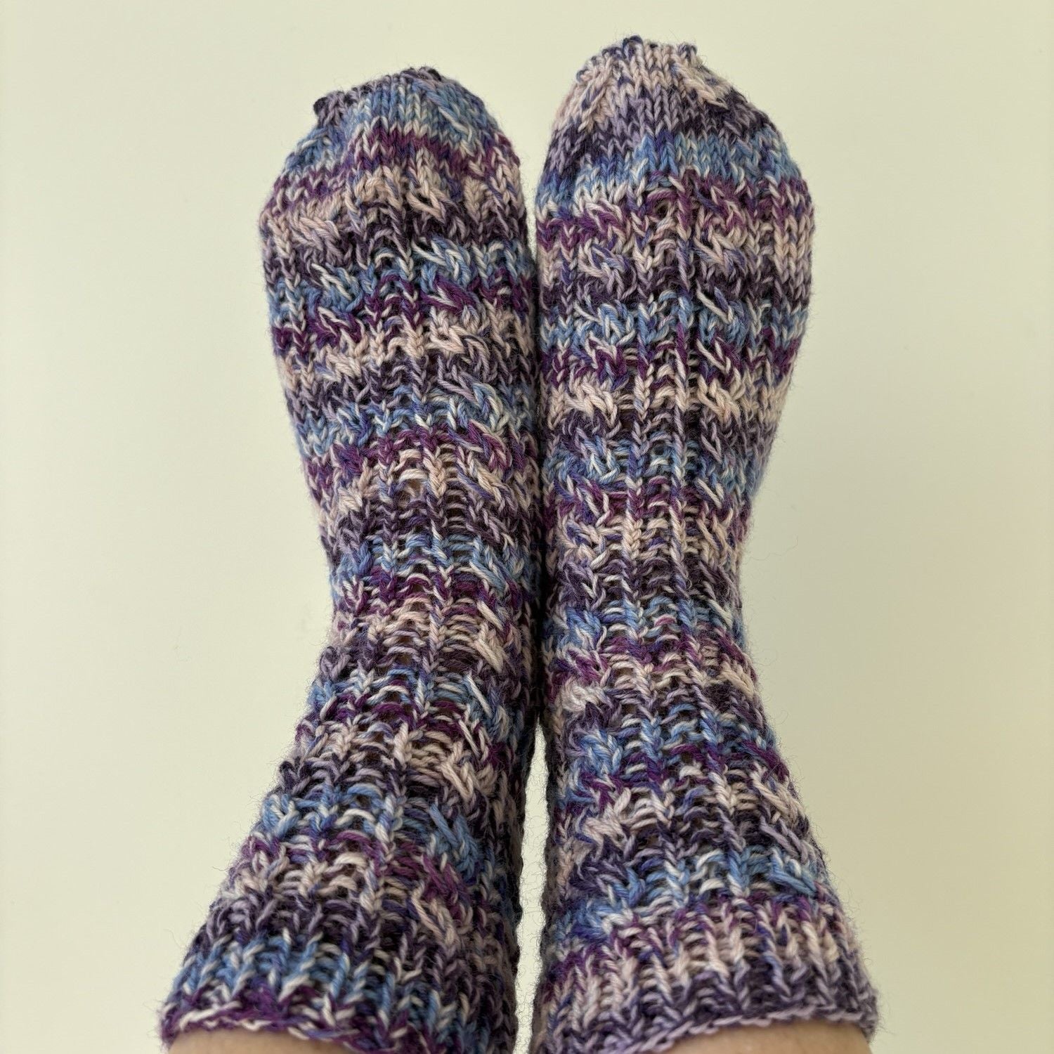 hobbii-anleitungen-ivy-twist-socken-strickanleitung-38-40-zopf image 3