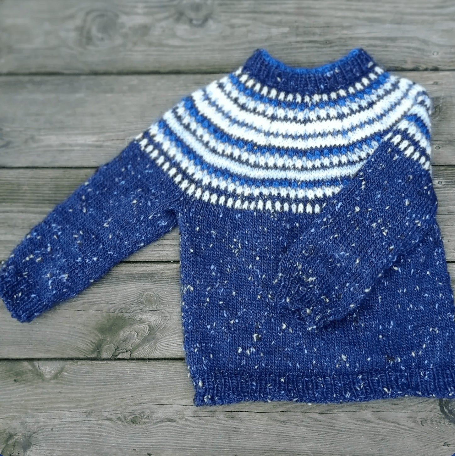 hobbii-blue-monday-strickanleitung-kinderpullover-2-14-j image 1
