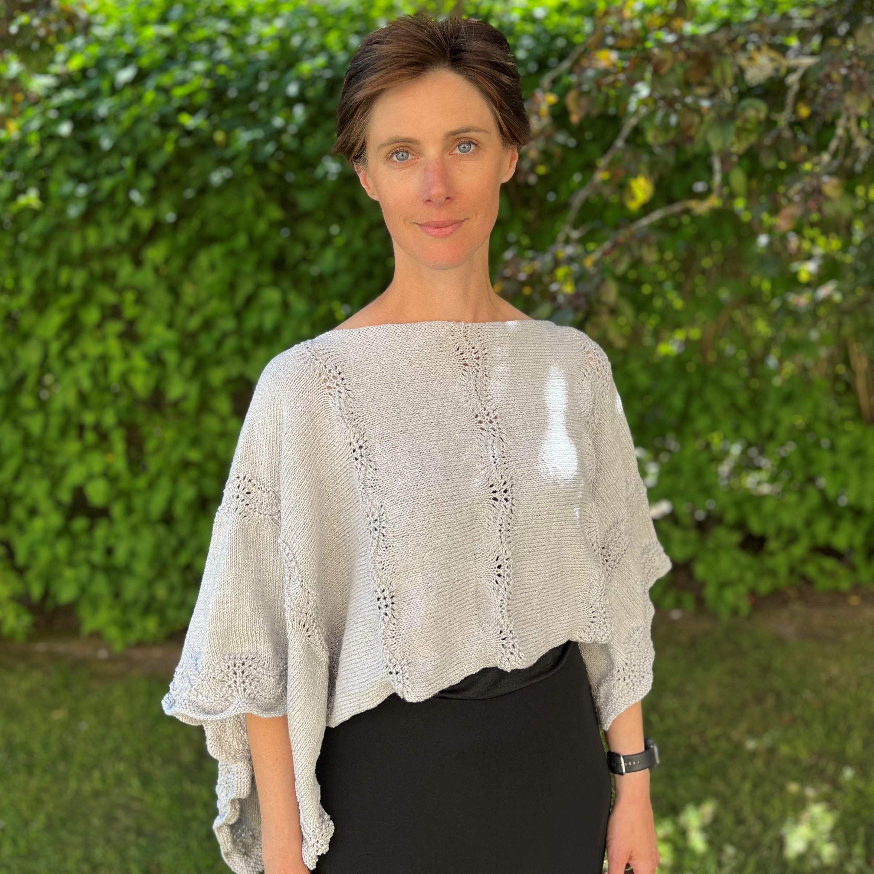 hobbii-anleitungen-silverwaves-poncho-strickanleitung-xs-xxl image 1