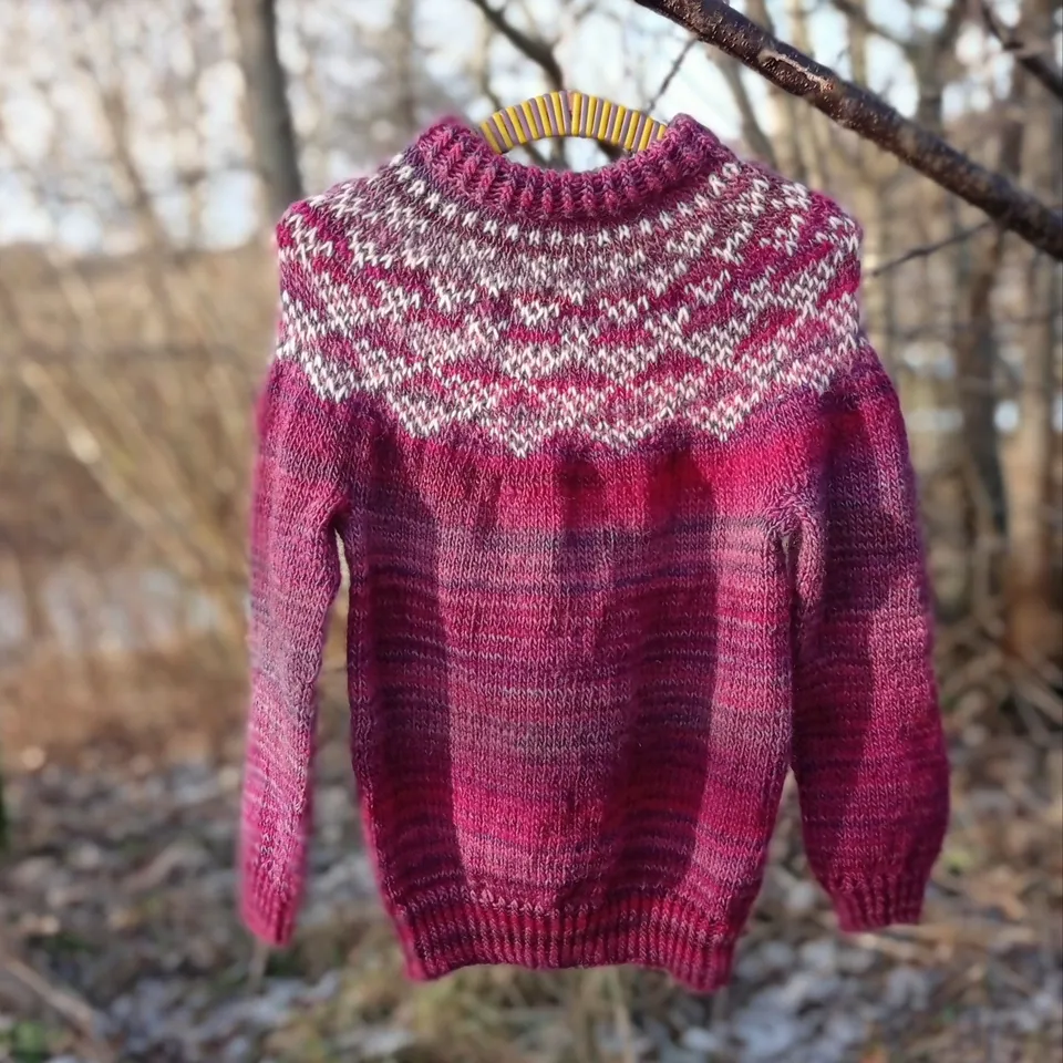 hobbii-triangle-kinderpullover-strickanleitung-pdf-2-14-jahre image 1