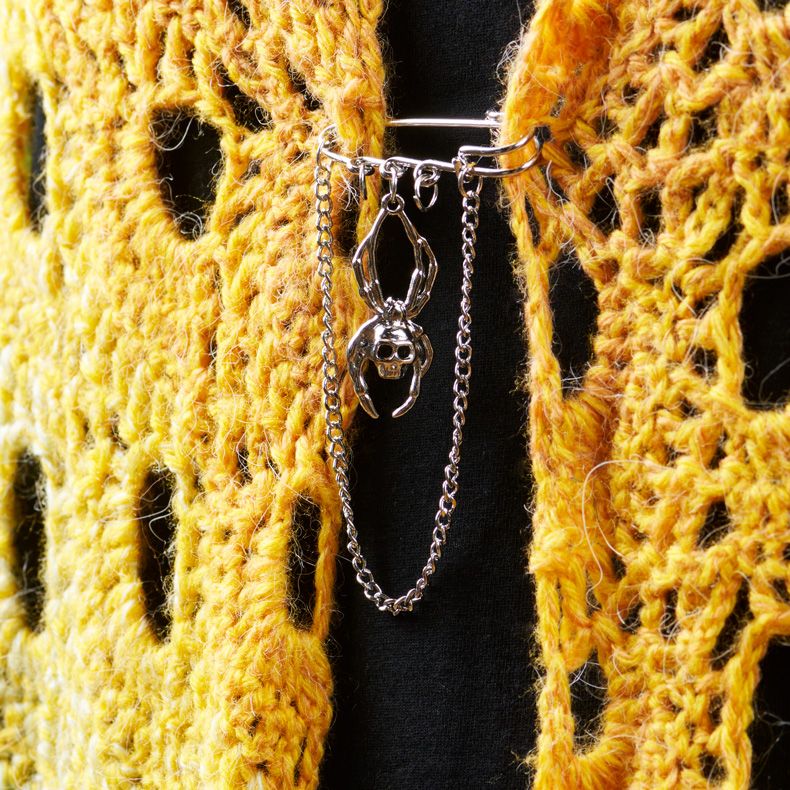 hobbii-zubeh-r-halloween-shawl-pin-schalnadel-spinne image 2