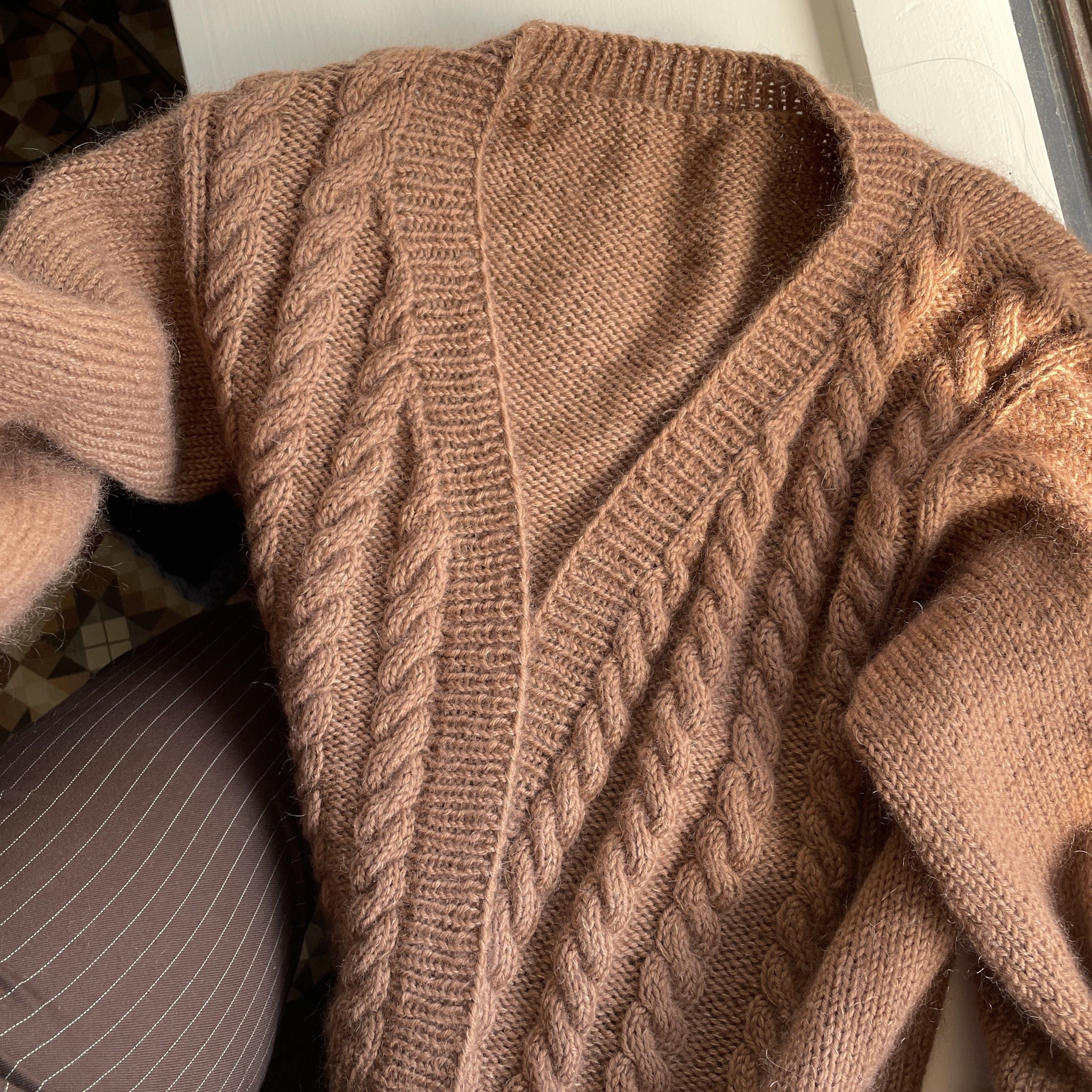 hobbii-anleitungen-fall-cables-cardi-cardigan-strickanleitung-zopf image 3