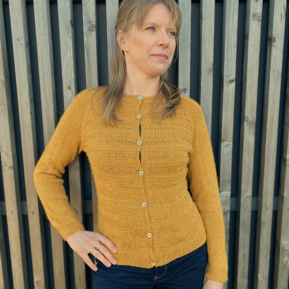hobbii-anleitungen-mustard-cardigan-s-strickanleitung image 1