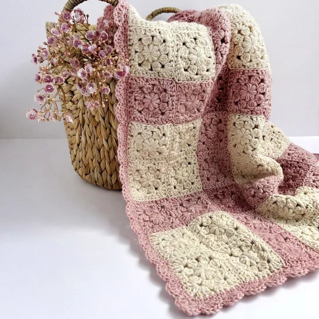 hobbii-anleitungen-heirloom-bloom-babydecke-h-kelanleitung-granny image 1