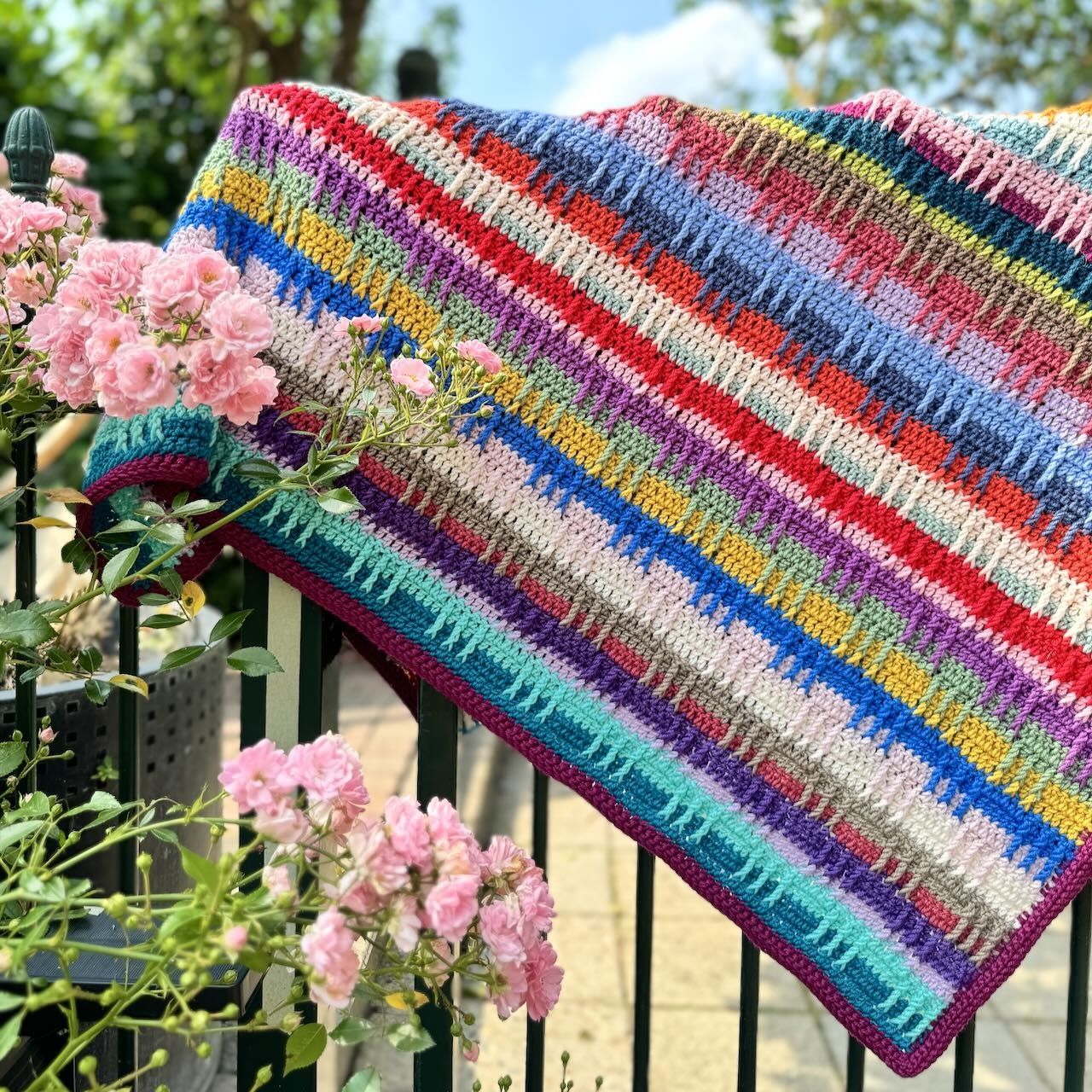 hobbii-colour-me-h-kelanleitung-decke-one-size-bunt image 8