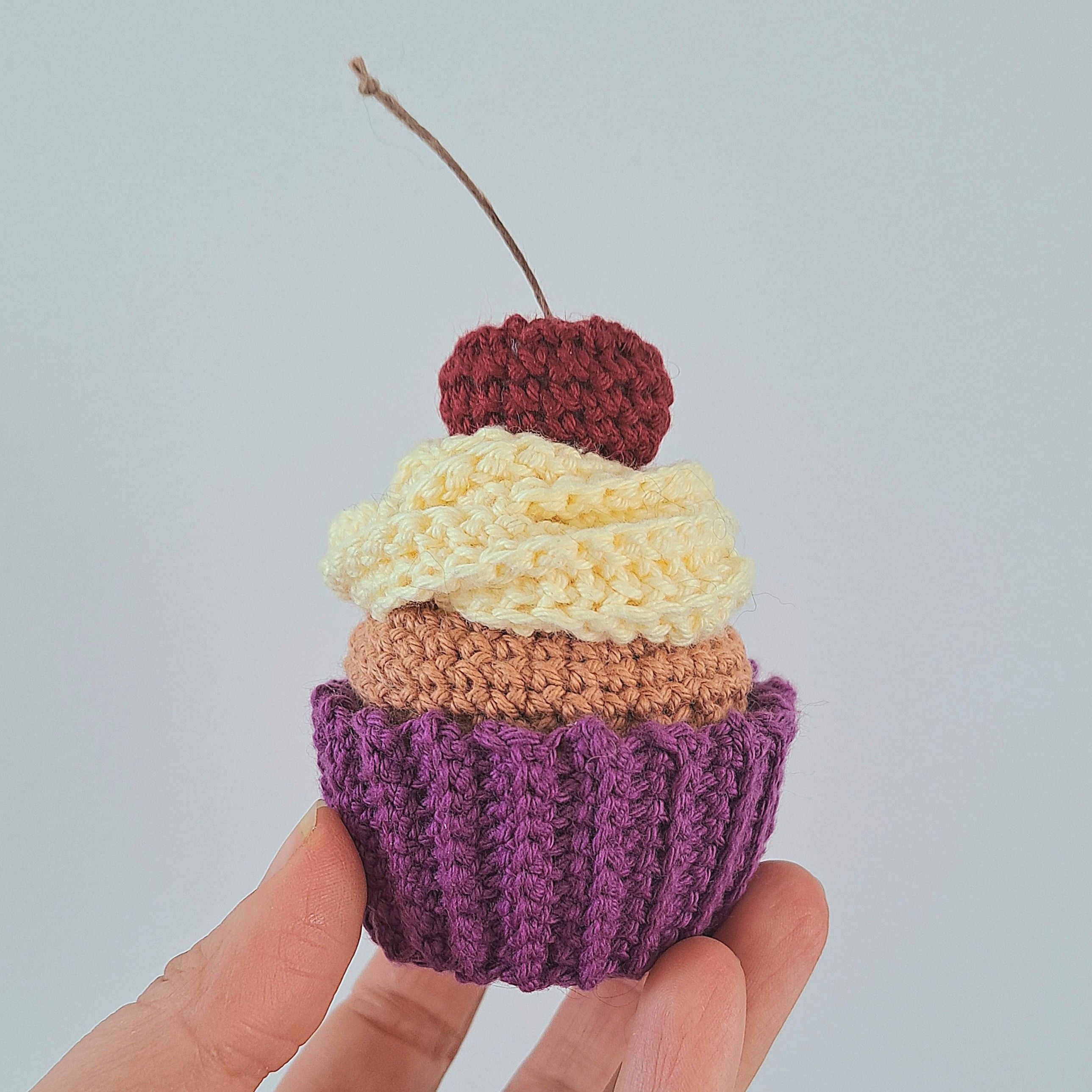 hobbii-cupcakes-mit-kirschen-h-kelanleitung-spielk-che-7-cm image 3