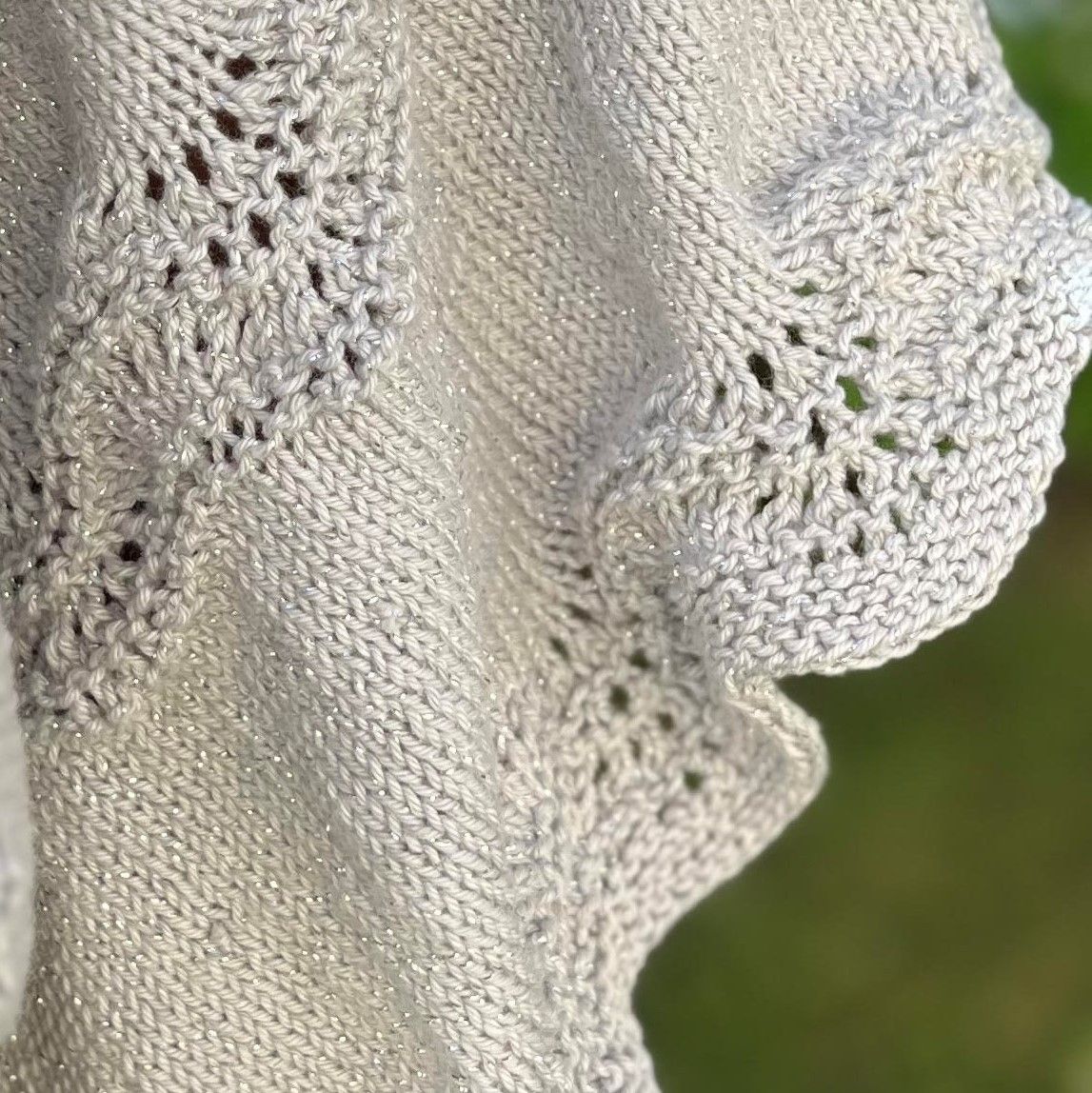 hobbii-anleitungen-silverwaves-poncho-strickanleitung-xs-xxl image 3