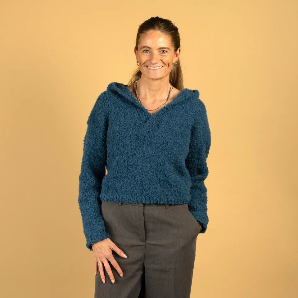 hobbii-fuzzy-hoodie-strickanleitung-gr-en-s-l-weiter-schnitt image 1