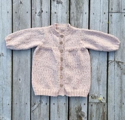 hobbii-iselin-kinderjacke-strickanleitung-gr-1-jahr-pdf image 1