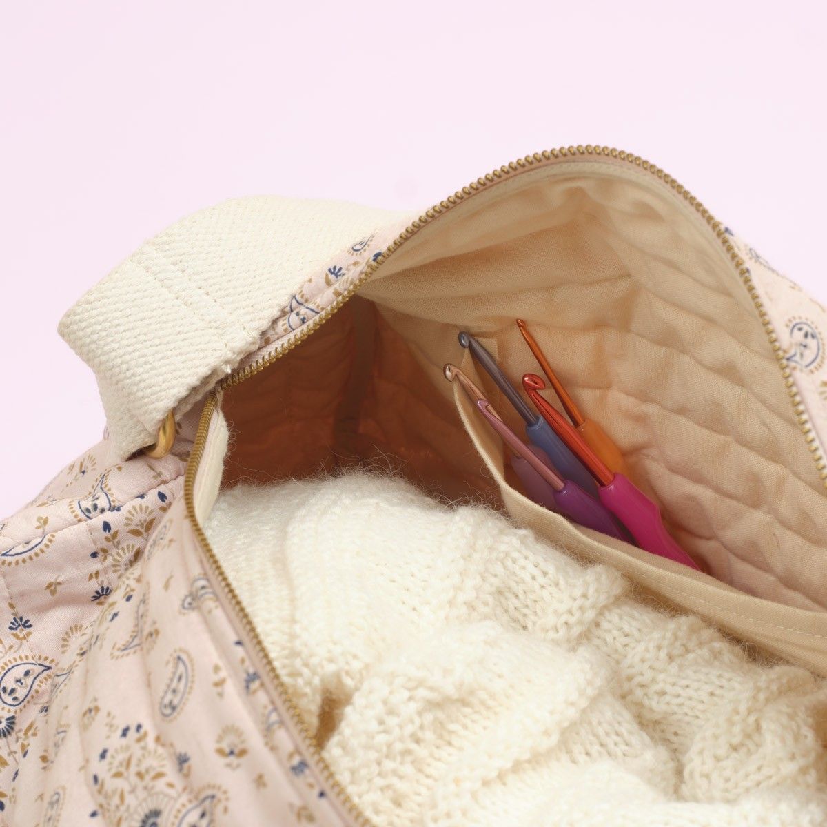 hobbii-duffle-projekttasche-pink-paisley-stricktasche image 4