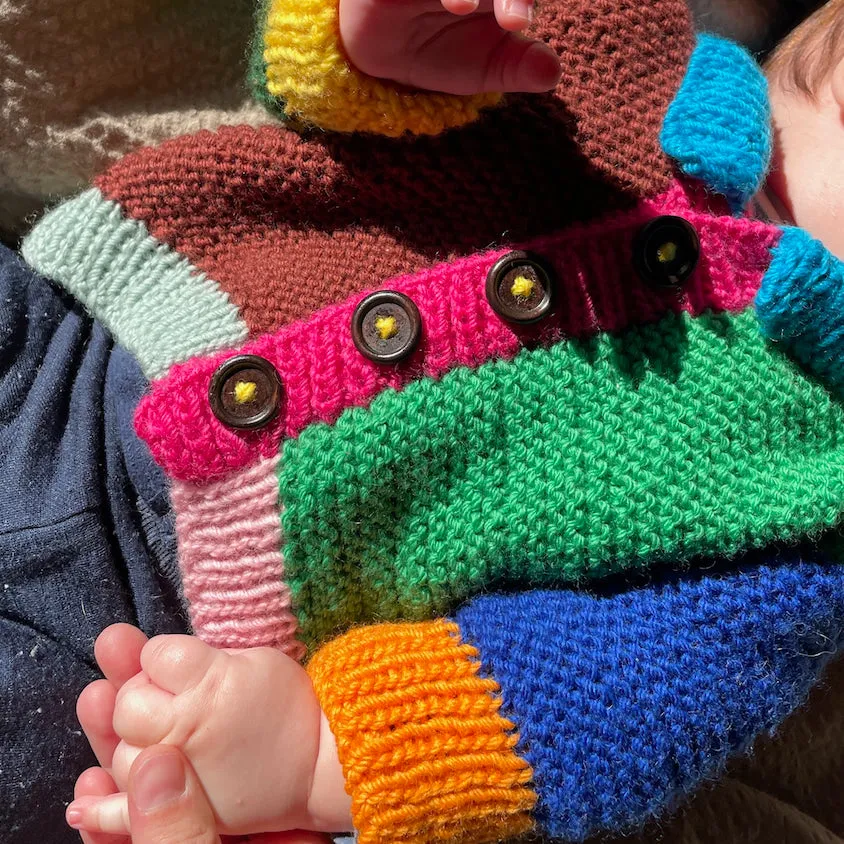 hobbii-ultra-easy-polo-cardigan-baby-strickanleitung-0-3-monate-anf-nger image 1
