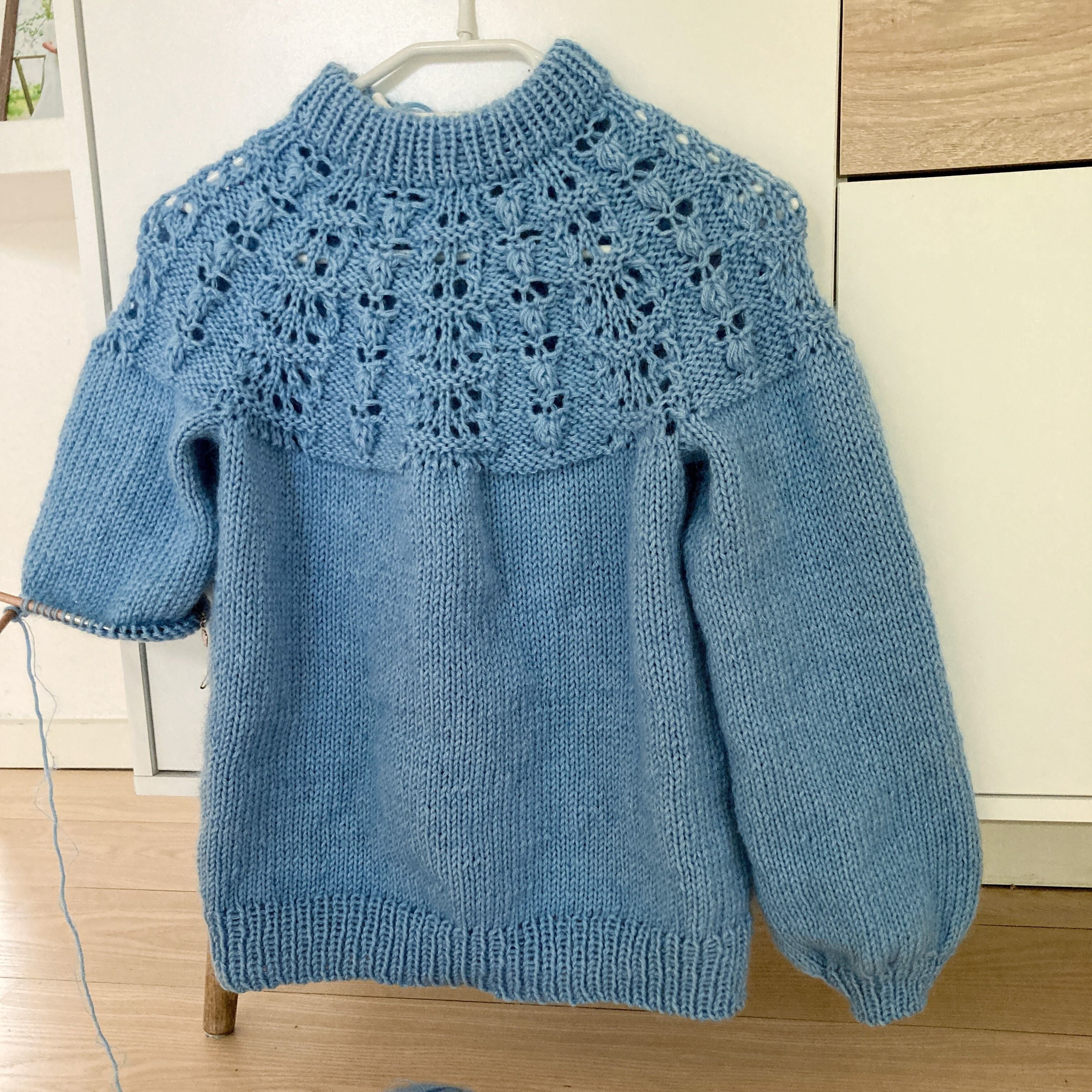 hobbii-spring-waves-pullover-strickanleitung-pdf-rundpasse image 6