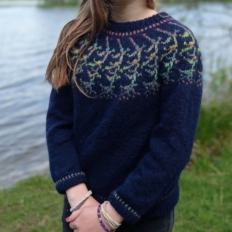 hobbii-cynara-strickanleitung-pullover-winter-glow-gr-m image 1