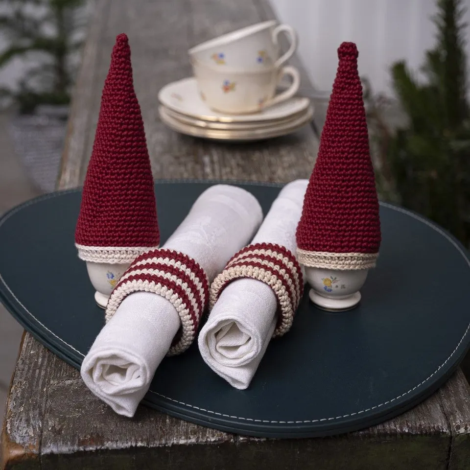 hobbii-anleitungen-omas-weihnachtsmorgen-h-kelanleitung-eierw-rmer image 1