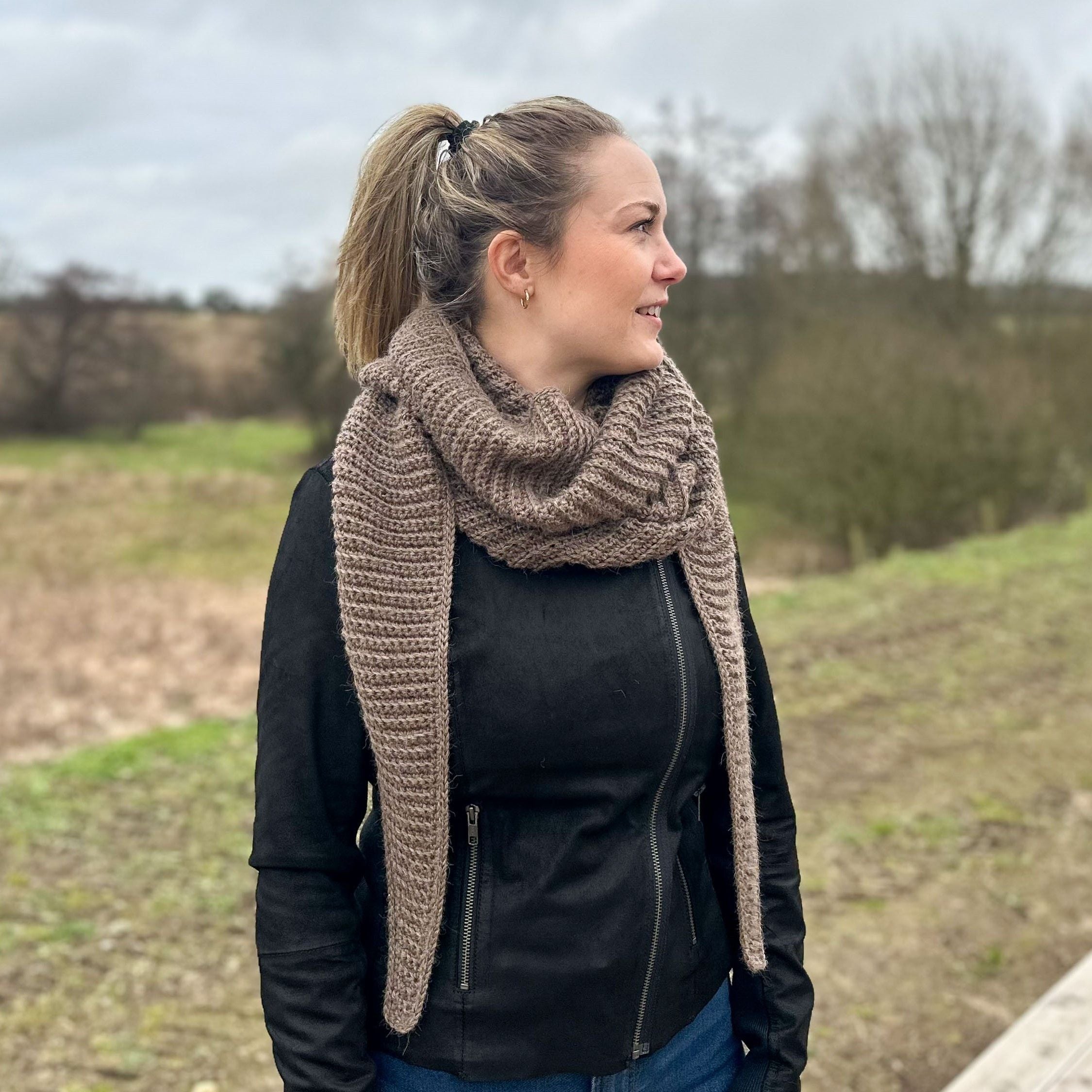 hobbii-simple-big-scarf-schal-strickanleitung-kuschelig image 3