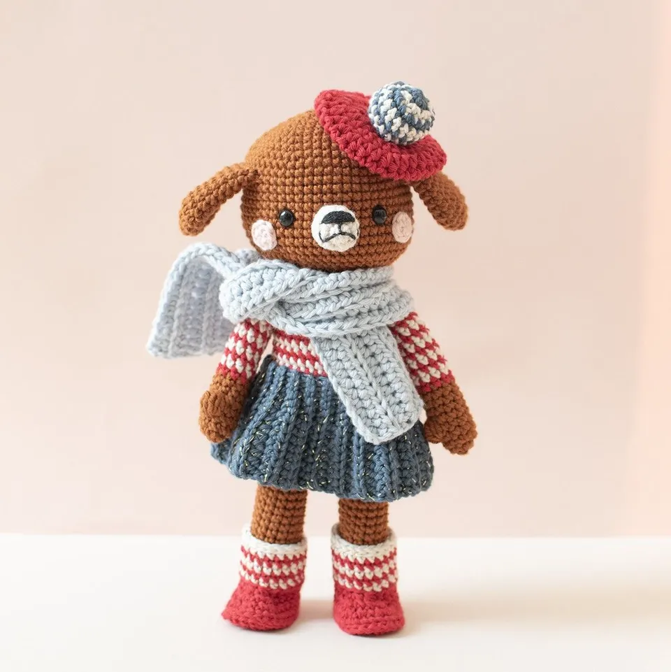 hobbii-madeleine-dog-h-kelset-hund-24-cm-mit-zubeh-r image 1