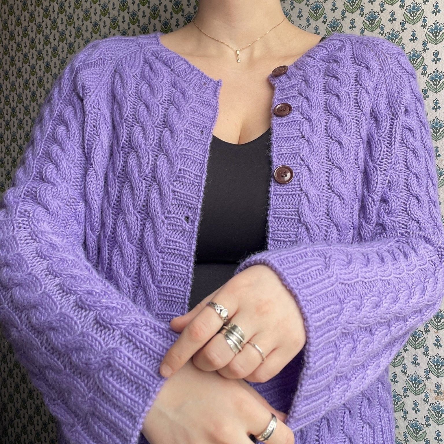 hobbii-anleitungen-easy-cable-cardigan-strickanleitung-zopf-xs-4xl image 2