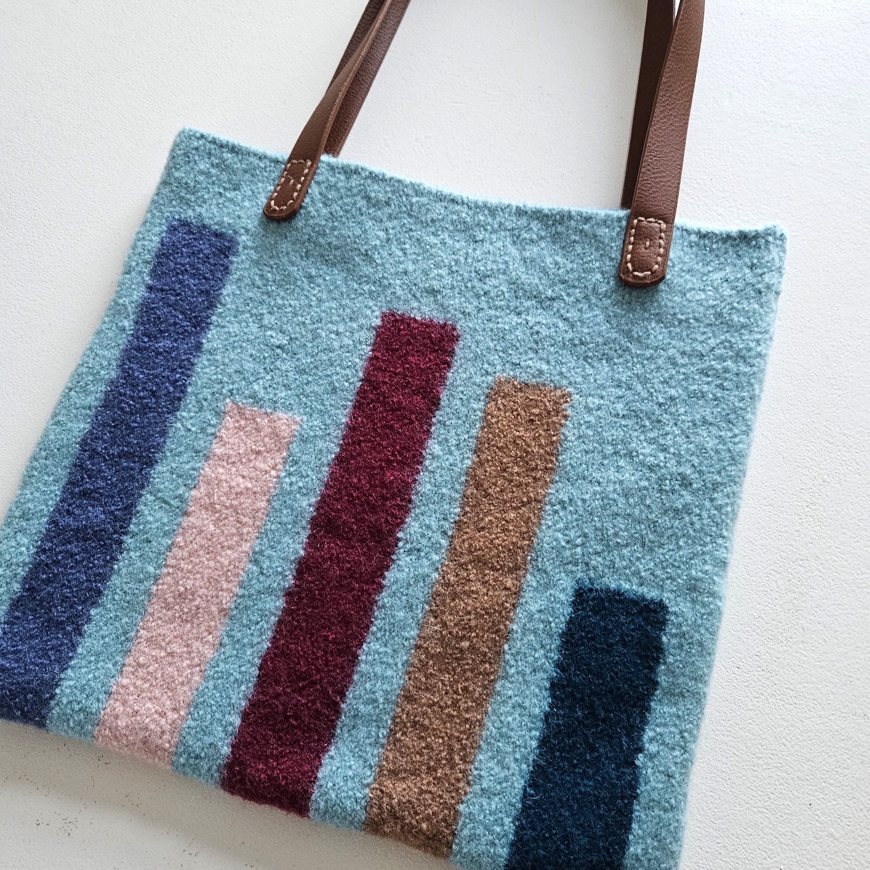 hobbii-anleitungen-nimm-mich-mit-tasche-strickanleitung-one-size image 2