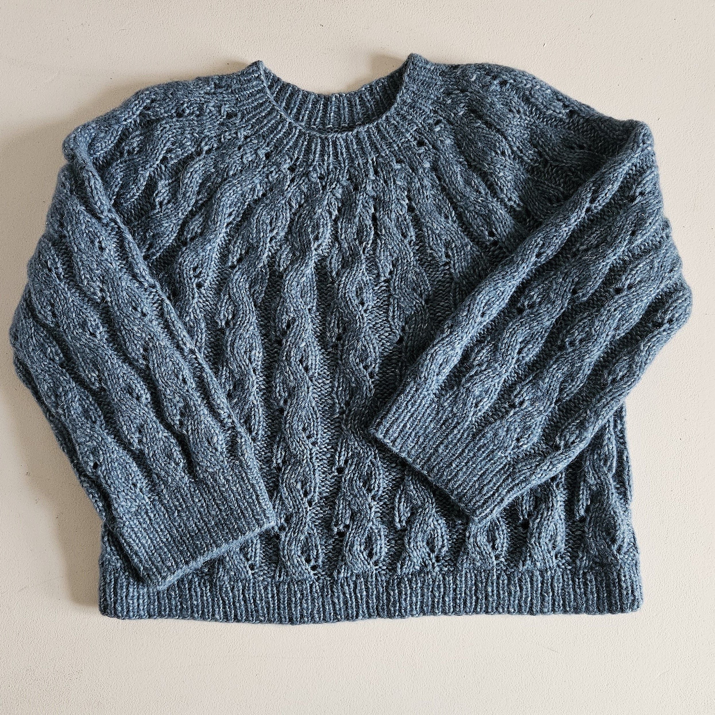hobbii-bl-de-sving-pullover-strickanleitung-pdf-lochmuster image 4