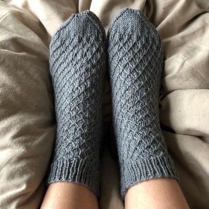 hobbii-anleitungen-be-square-socken-strickanleitung-pdf-karo image 2