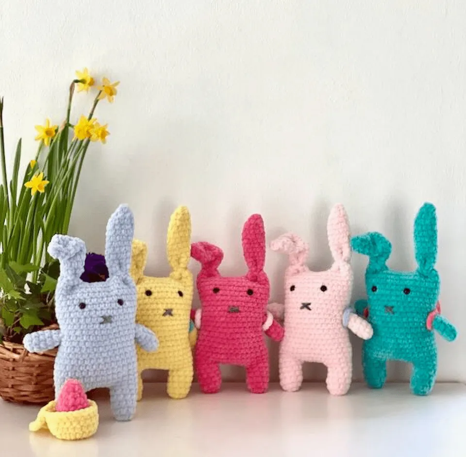 hobbii-anleitungen-easter-bunnies-h-kelanleitung-pdf-one-size image 1