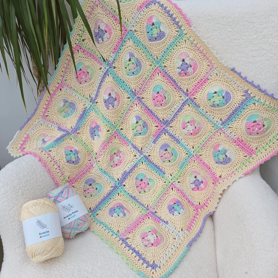 hobbii-blossom-hearts-babydecke-h-kelanleitung-70x70-herz image 1